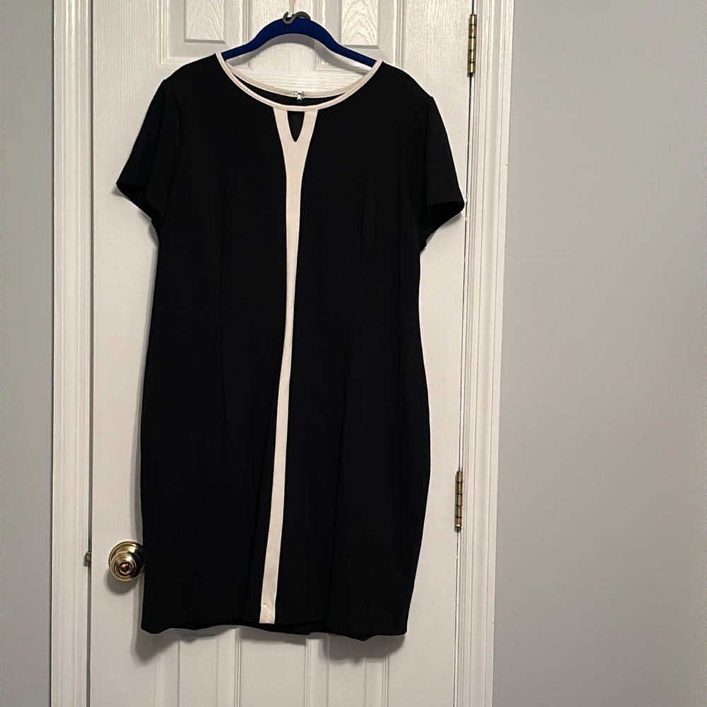 Talbots women’s petite short sleeve black dress with cream piping on neck 16P